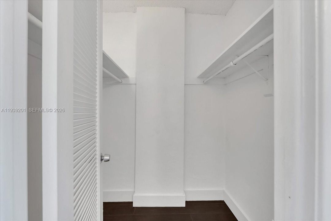 For Sale: $300,000 (1 beds, 1 baths, 1000 Square Feet)