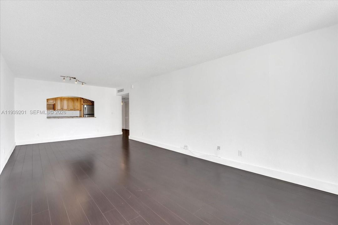 For Sale: $300,000 (1 beds, 1 baths, 1000 Square Feet)