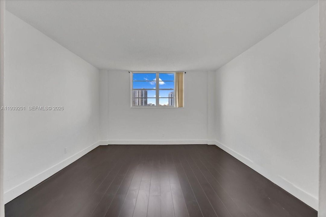 For Sale: $300,000 (1 beds, 1 baths, 1000 Square Feet)