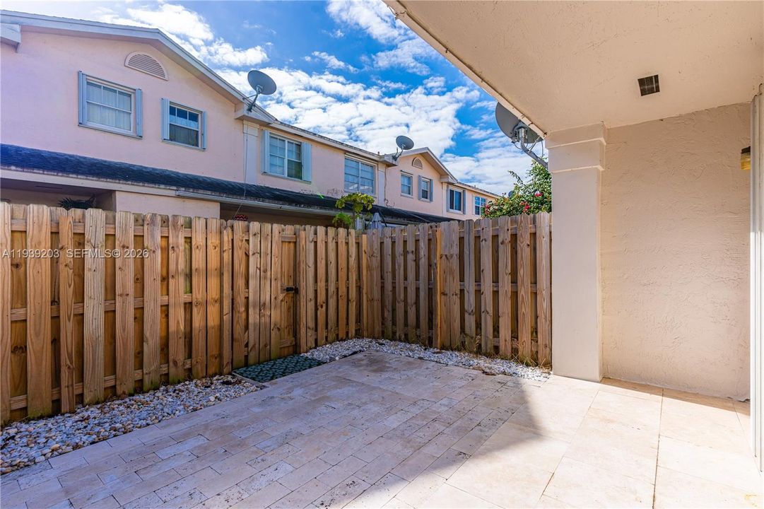 出租: $3,100 (3 贝兹, 2 浴室, 1382 平方英尺)