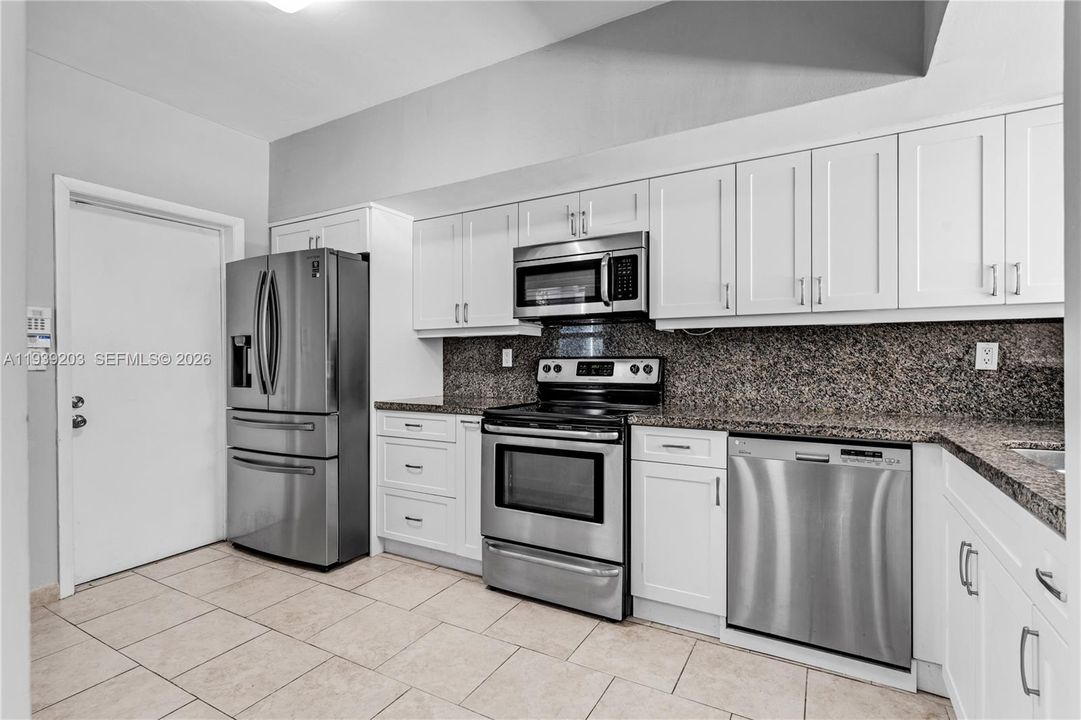 出租: $3,100 (3 贝兹, 2 浴室, 1382 平方英尺)