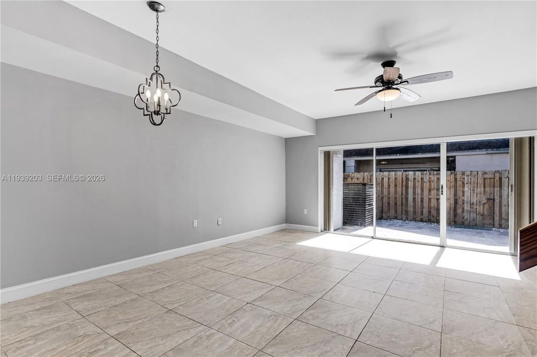 出租: $3,100 (3 贝兹, 2 浴室, 1382 平方英尺)