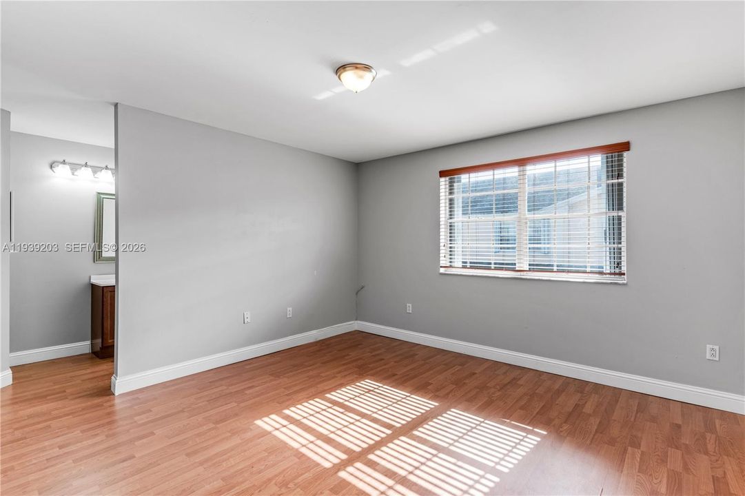 出租: $3,100 (3 贝兹, 2 浴室, 1382 平方英尺)