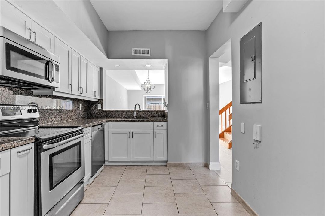 出租: $3,100 (3 贝兹, 2 浴室, 1382 平方英尺)