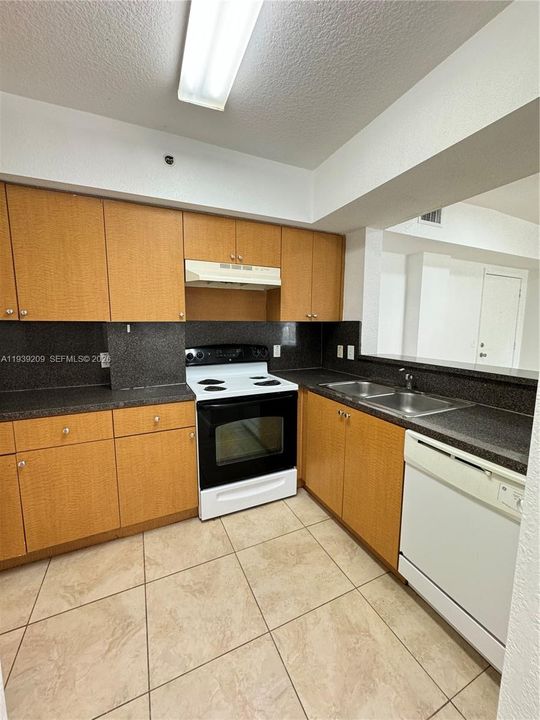For Rent: $2,750 (3 beds, 2 baths, 1187 Square Feet)