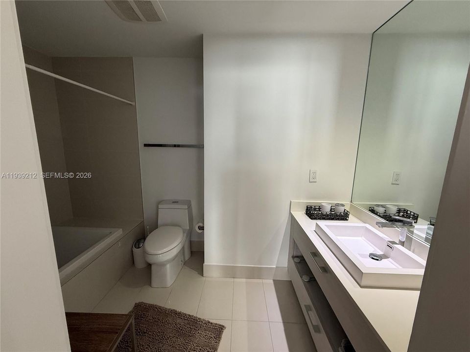 For Rent: $3,900 (1 beds, 1 baths, 684 Square Feet)