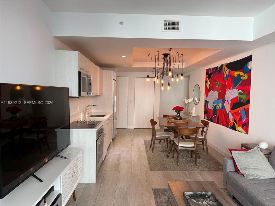 For Rent: $3,900 (1 beds, 1 baths, 684 Square Feet)