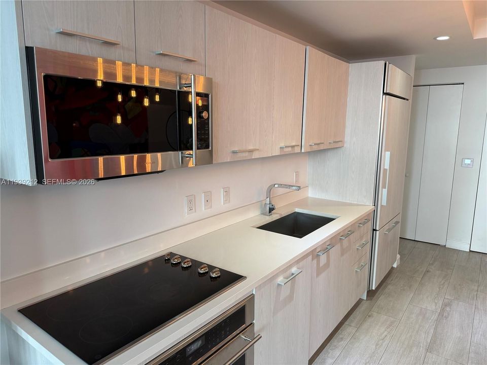 For Rent: $3,900 (1 beds, 1 baths, 684 Square Feet)