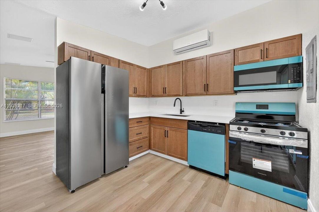 For Sale: $419,990 (3 beds, 1 baths, 878 Square Feet)