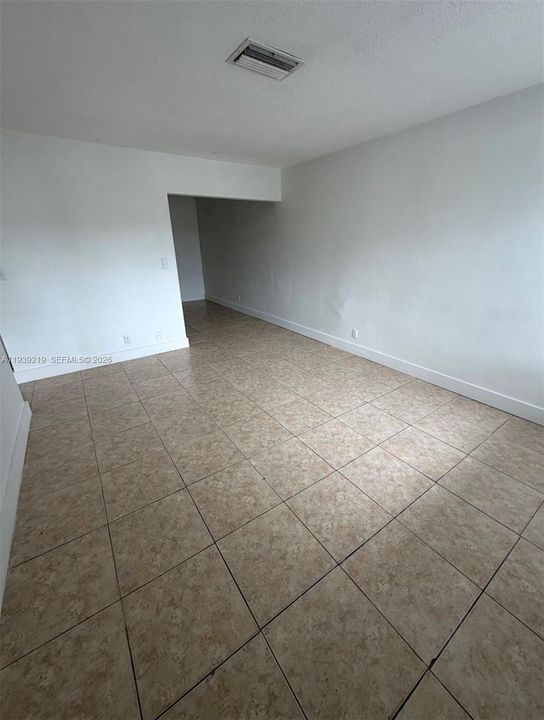 出租: $1,900 (2 贝兹, 1 浴室, 750 平方英尺)