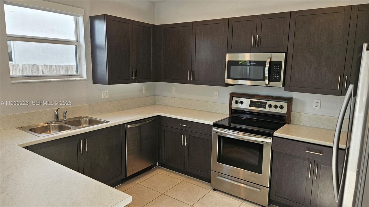 For Sale: $579,900 (5 beds, 3 baths, 2905 Square Feet)