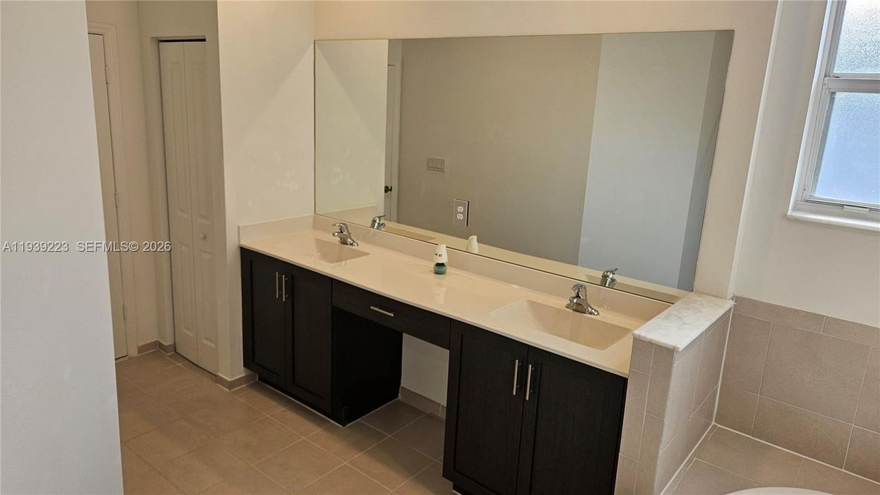 For Sale: $579,900 (5 beds, 3 baths, 2905 Square Feet)