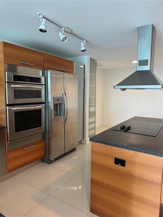 For Sale: $785,000 (2 beds, 3 baths, 1552 Square Feet)