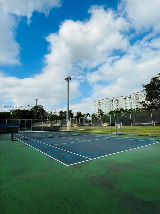 For Sale: $325,000 (1 beds, 1 baths, 770 Square Feet)