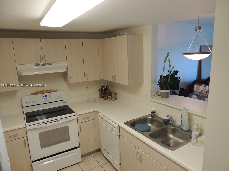 For Sale: $325,000 (1 beds, 1 baths, 770 Square Feet)