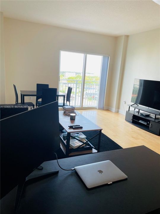 For Sale: $325,000 (1 beds, 1 baths, 770 Square Feet)