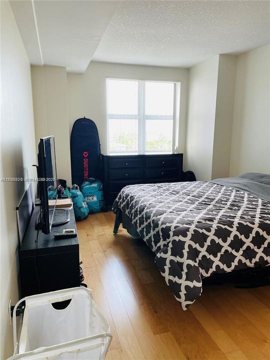 For Sale: $325,000 (1 beds, 1 baths, 770 Square Feet)