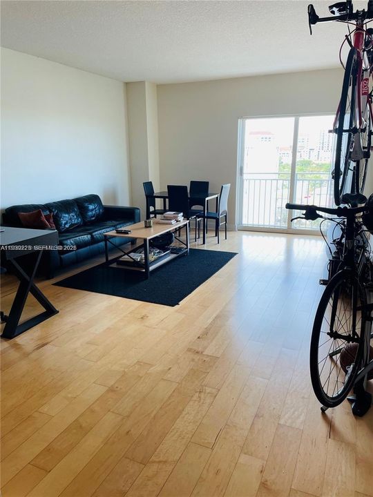 For Sale: $325,000 (1 beds, 1 baths, 770 Square Feet)