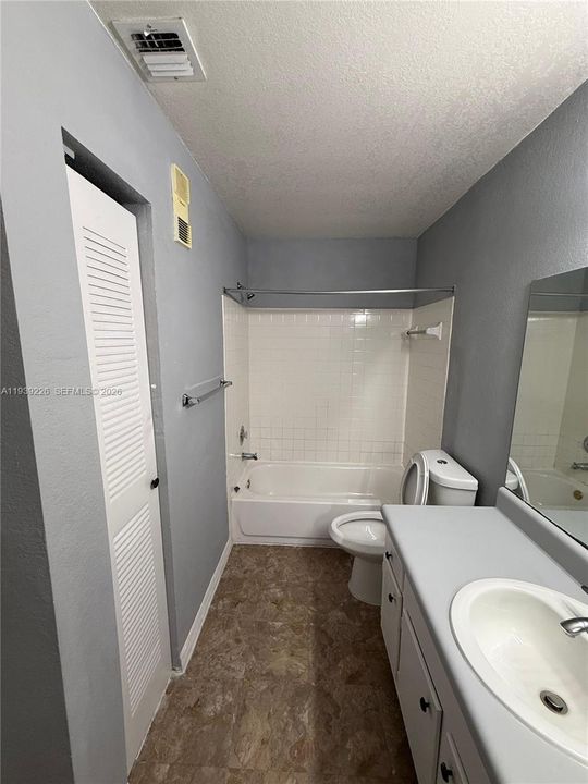 For Rent: $1,575 (1 beds, 1 baths, 712 Square Feet)