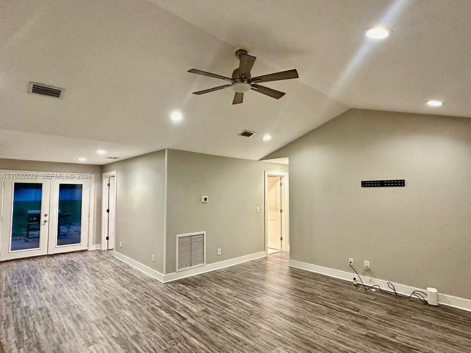 For Rent: $1,600 (3 beds, 2 baths, 1456 Square Feet)