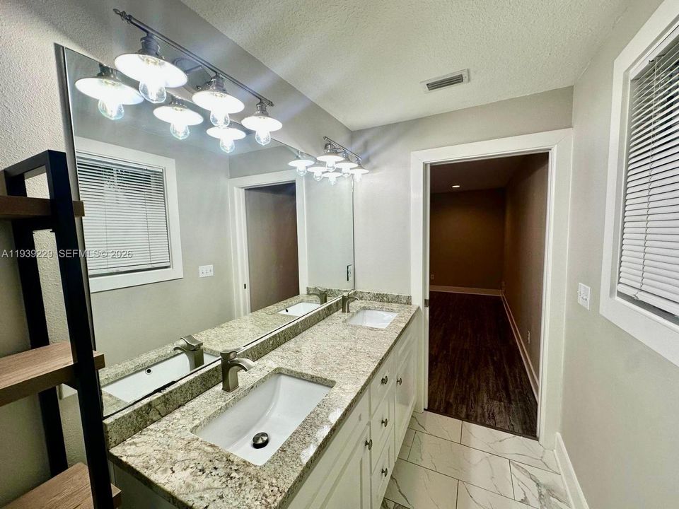 For Rent: $1,600 (3 beds, 2 baths, 1456 Square Feet)