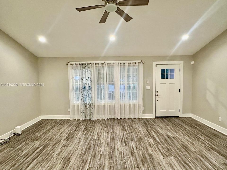 For Rent: $1,600 (3 beds, 2 baths, 1456 Square Feet)