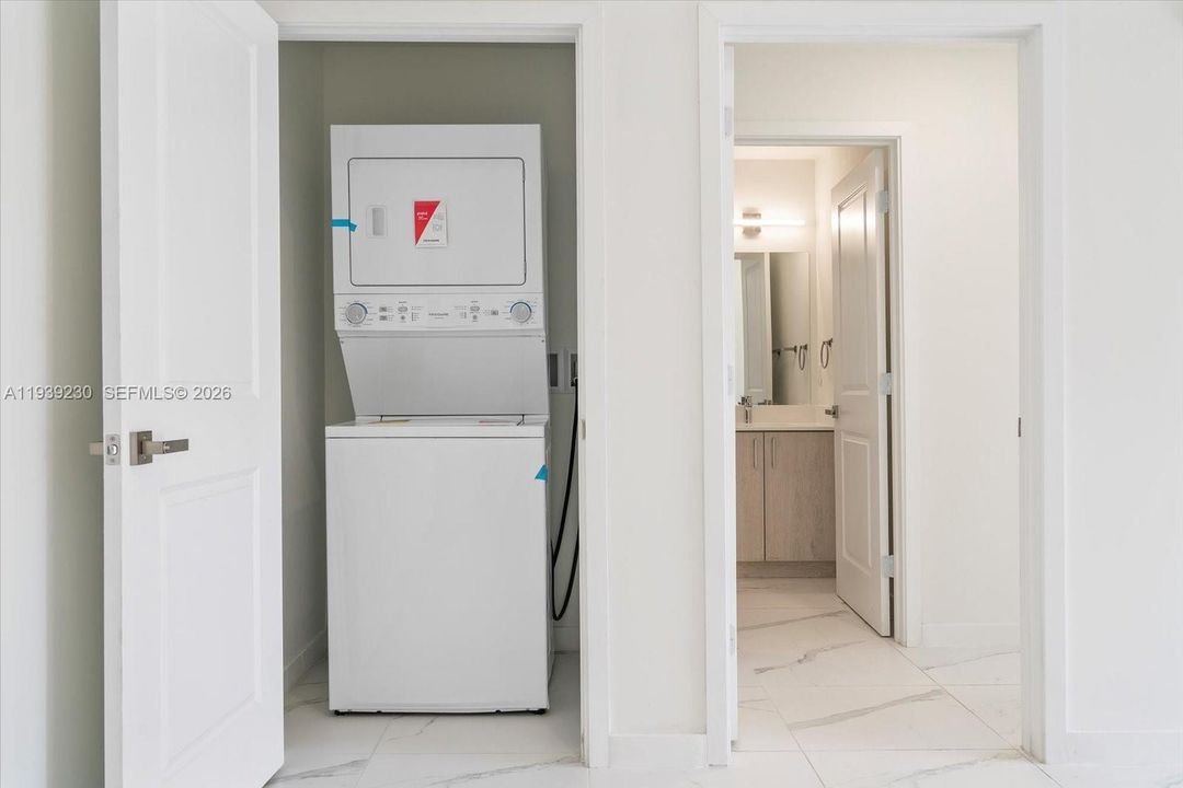 For Rent: $2,590 (2 beds, 2 baths, 833 Square Feet)