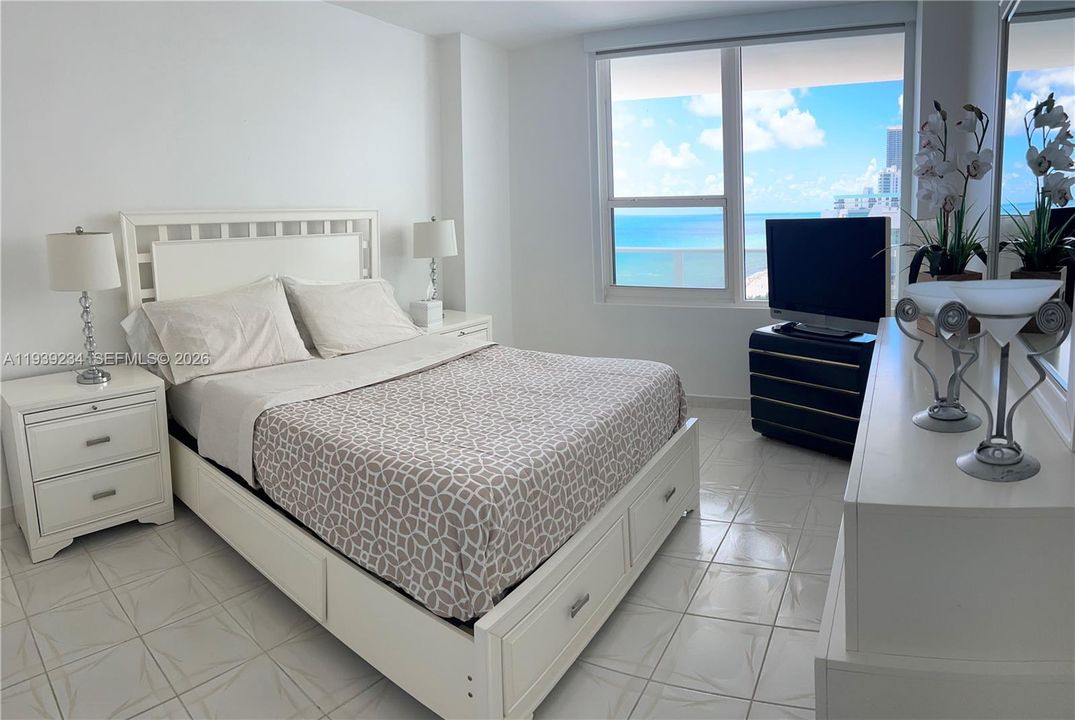 For Rent: $5,800 (2 beds, 2 baths, 1340 Square Feet)