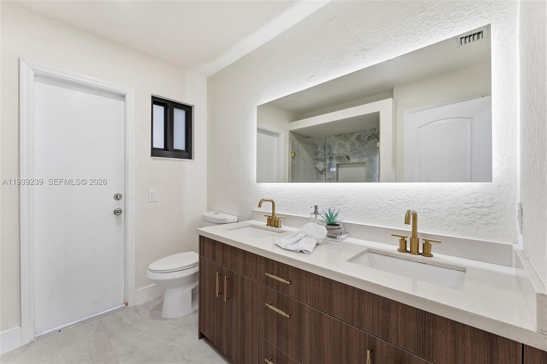 En Venta: $1,400,000 (4 camas, 2 baños, 2449 Pies cuadrados)