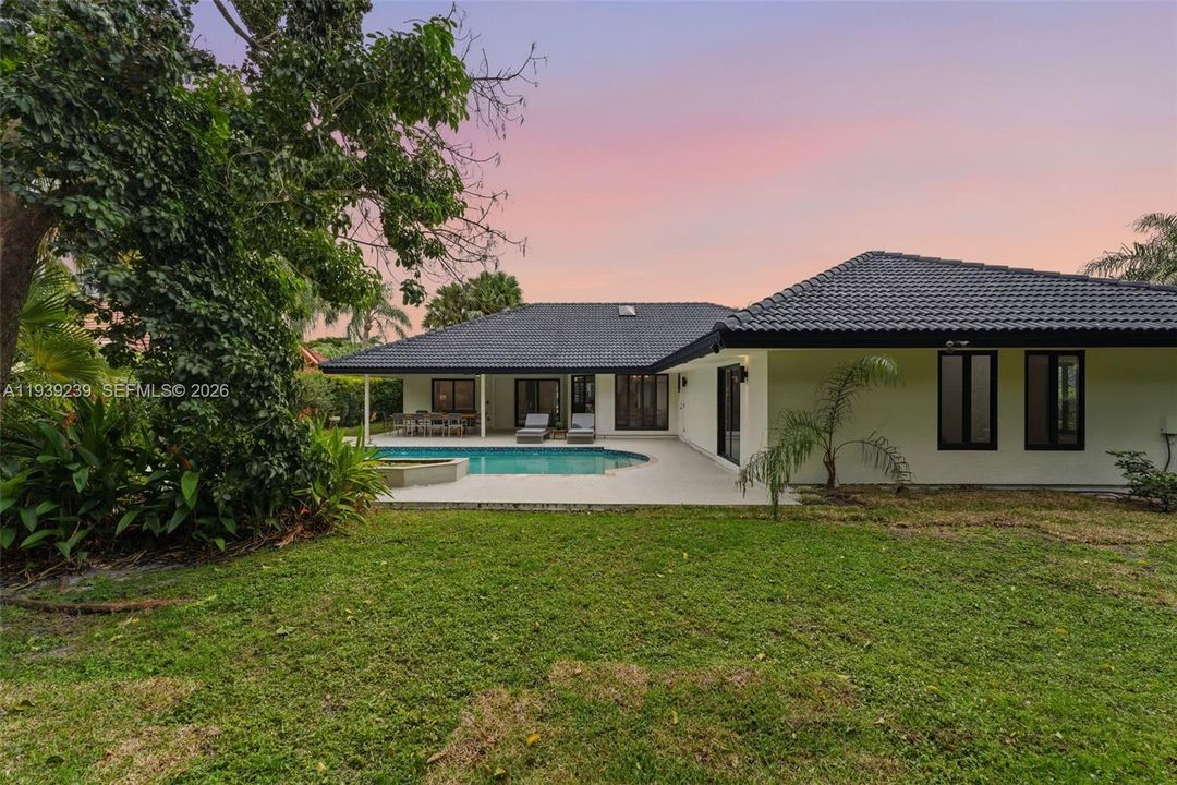 En Venta: $1,400,000 (4 camas, 2 baños, 2449 Pies cuadrados)