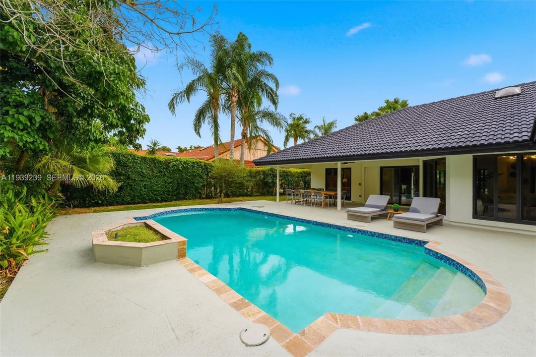 En Venta: $1,400,000 (4 camas, 2 baños, 2449 Pies cuadrados)