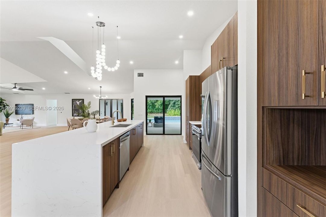 En Venta: $1,400,000 (4 camas, 2 baños, 2449 Pies cuadrados)