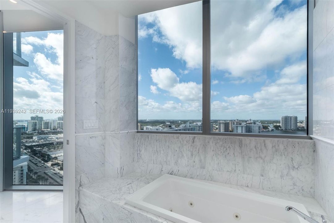 待售: $2,975,000 (2 贝兹, 3 浴室, 2070 平方英尺)