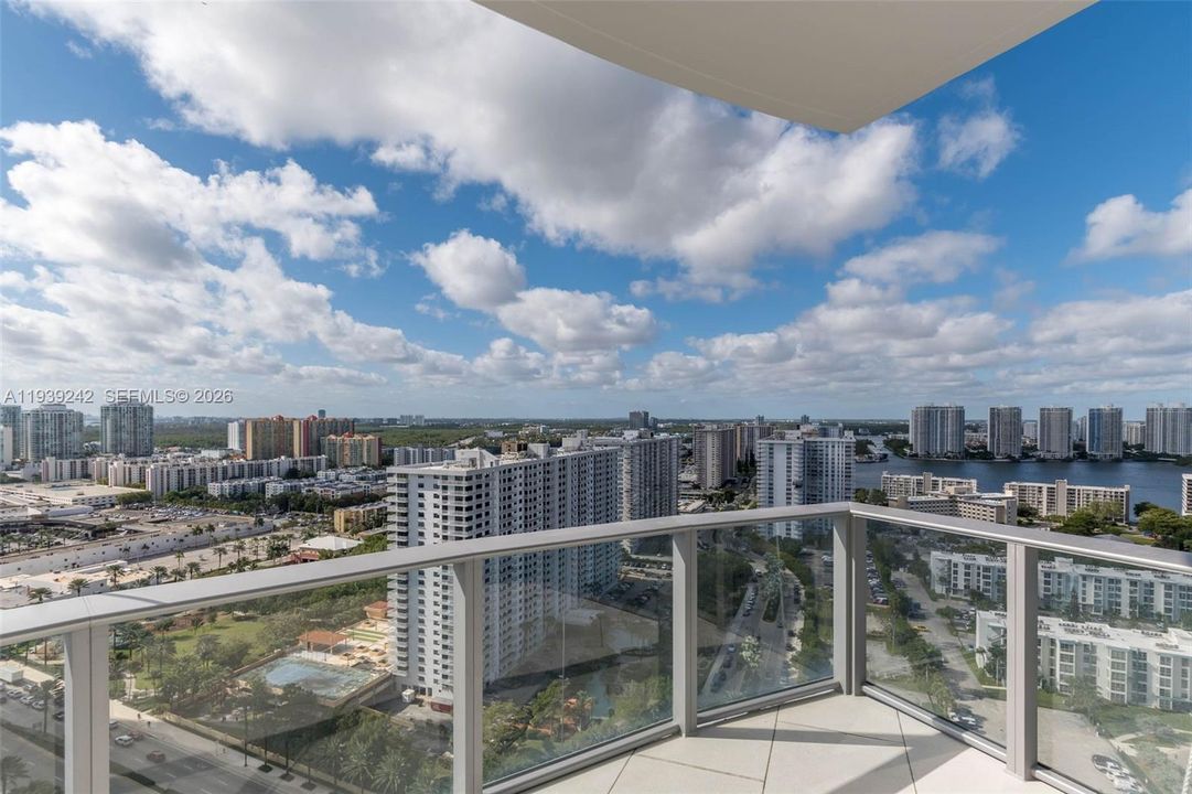 En Venta: $2,690,000 (2 camas, 3 baños, 2070 Pies cuadrados)