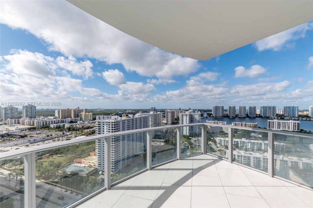En Venta: $2,690,000 (2 camas, 3 baños, 2070 Pies cuadrados)