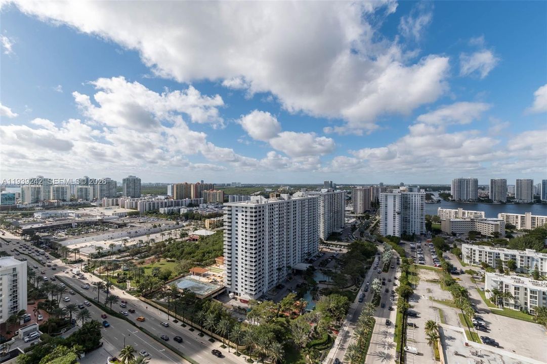 En Venta: $2,690,000 (2 camas, 3 baños, 2070 Pies cuadrados)