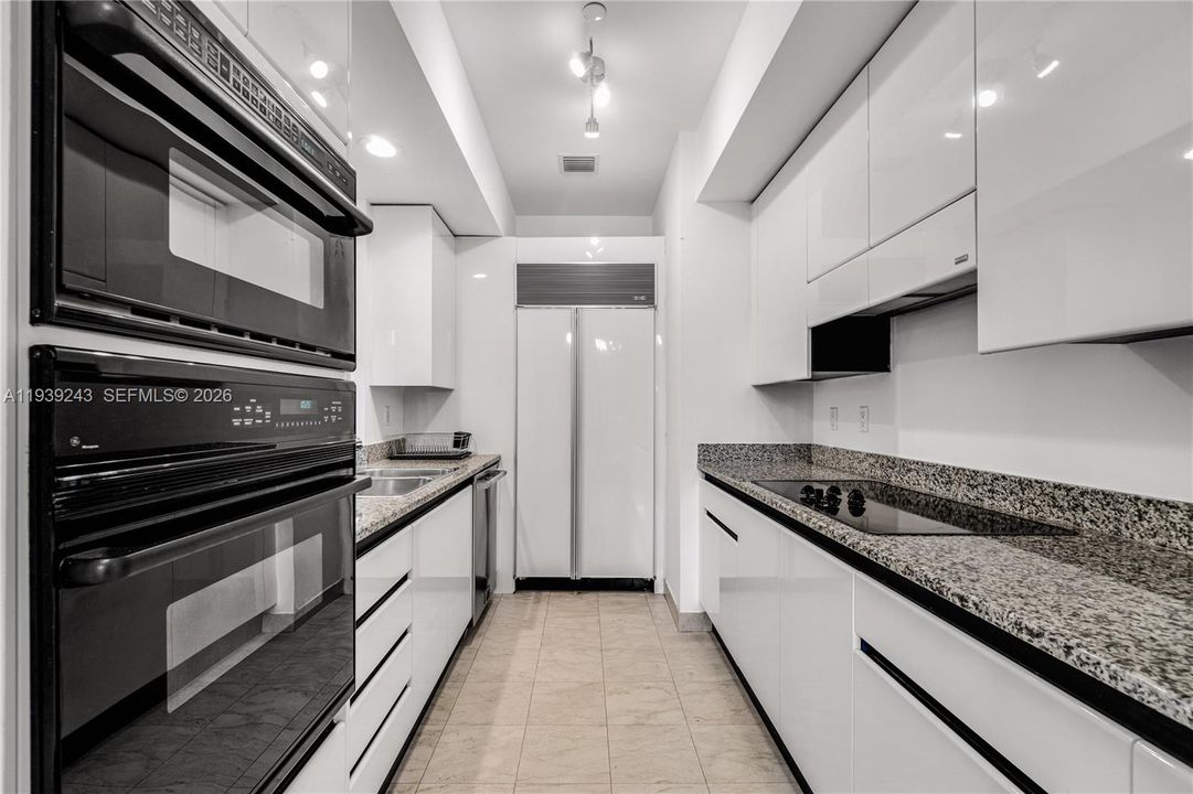 出租: $8,800 (2 贝兹, 2 浴室, 1330 平方英尺)