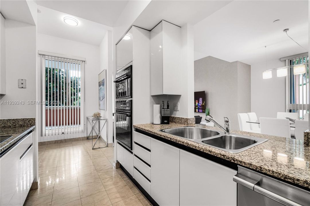 出租: $8,800 (2 贝兹, 2 浴室, 1330 平方英尺)