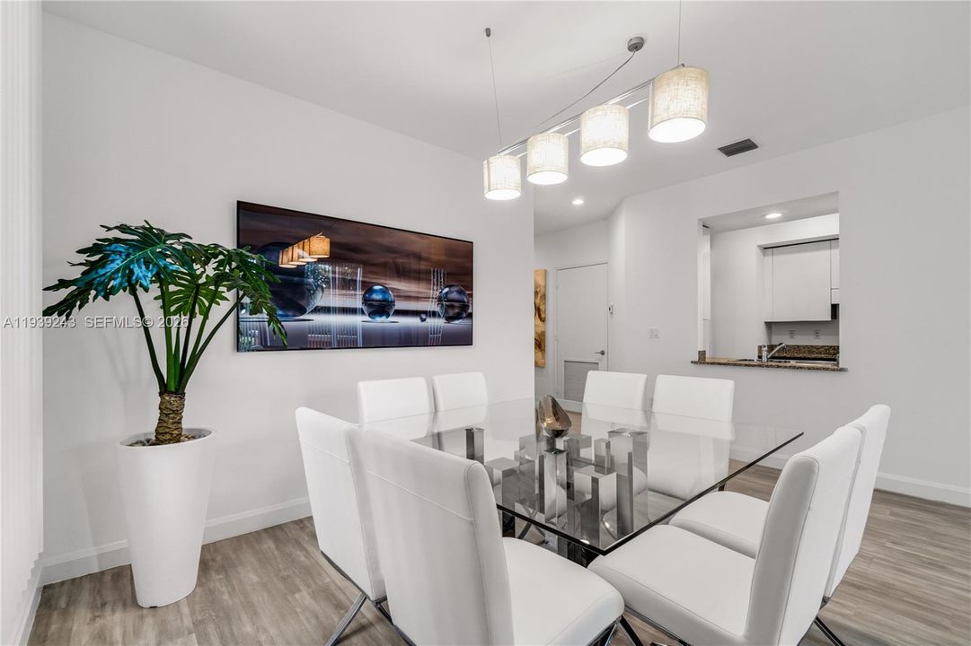 出租: $8,800 (2 贝兹, 2 浴室, 1330 平方英尺)