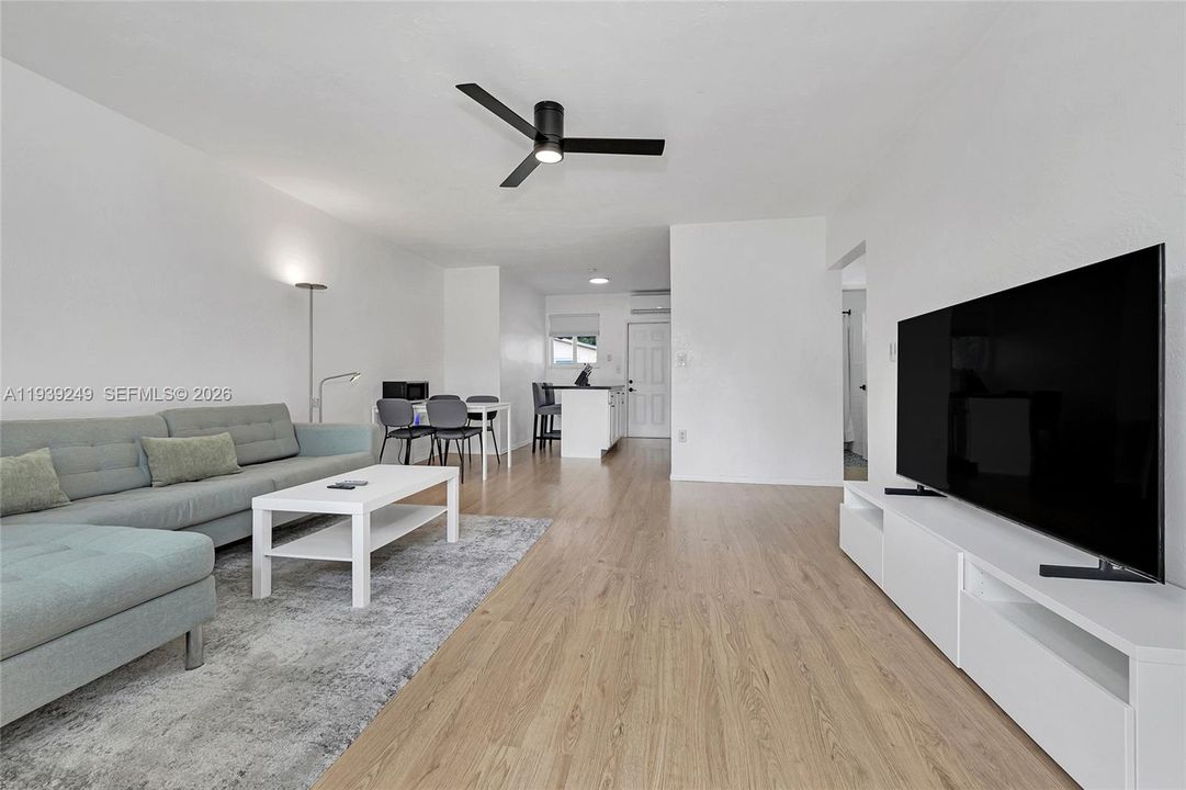 For Rent: $2,850 (2 beds, 1 baths, 840 Square Feet)