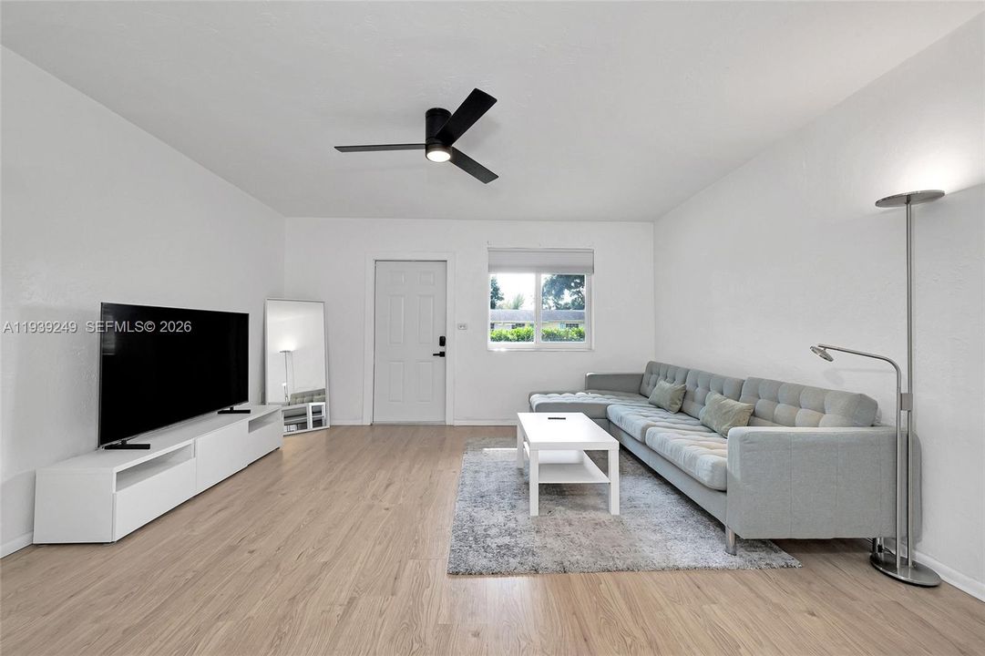 For Rent: $2,850 (2 beds, 1 baths, 840 Square Feet)