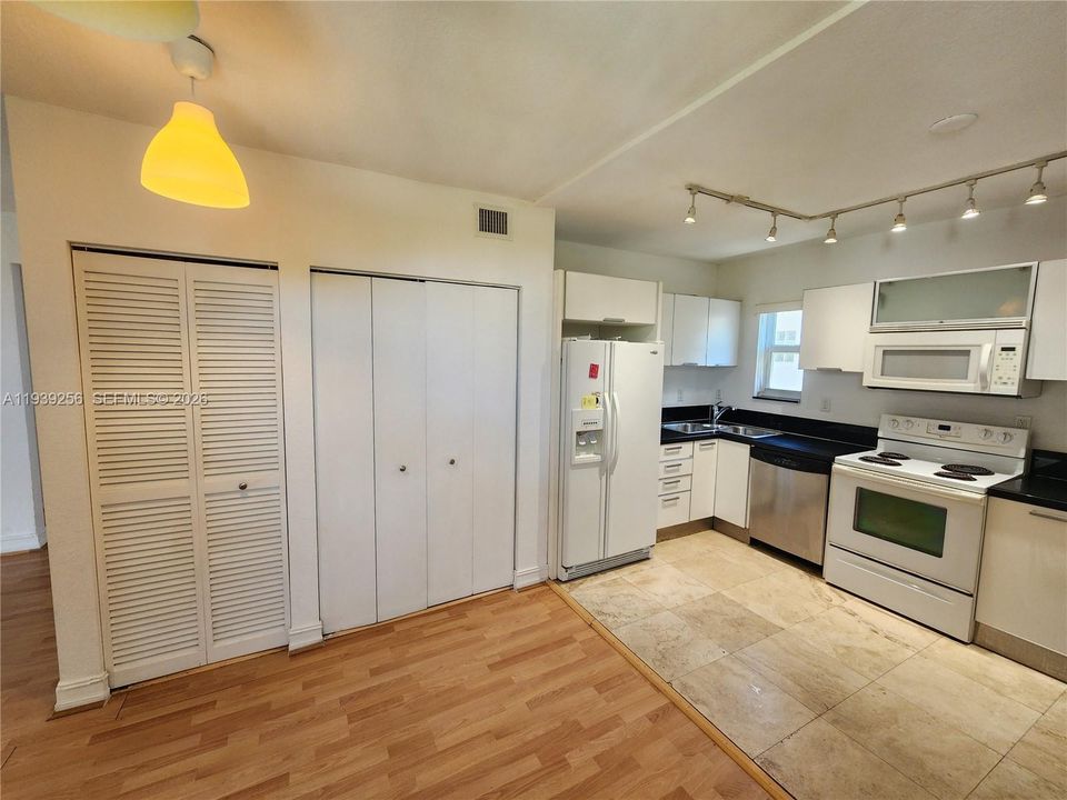 For Rent: $2,650 (2 beds, 2 baths, 1500 Square Feet)