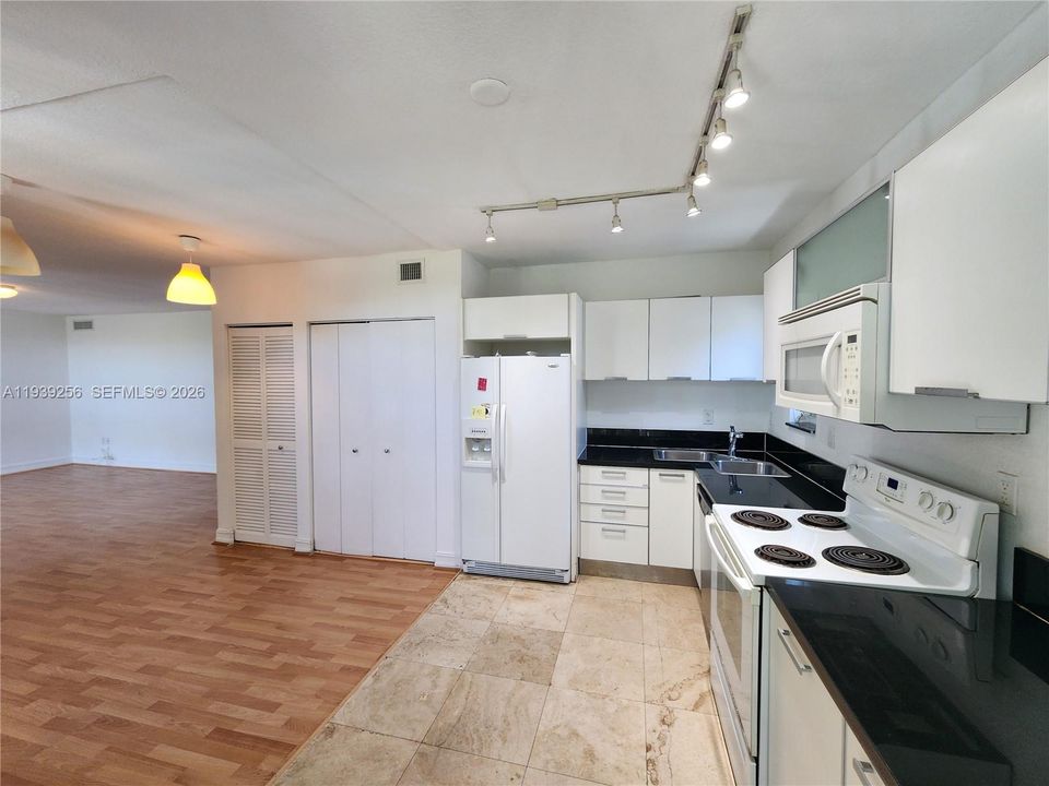 For Rent: $2,650 (2 beds, 2 baths, 1500 Square Feet)