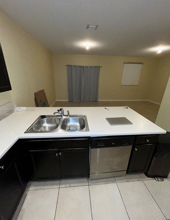 出租: $3,000 (3 贝兹, 2 浴室, 1642 平方英尺)