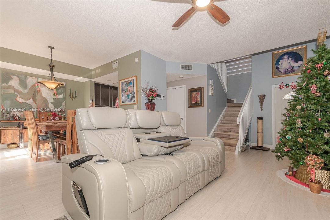 出租: $2,900 (2 贝兹, 2 浴室, 1316 平方英尺)