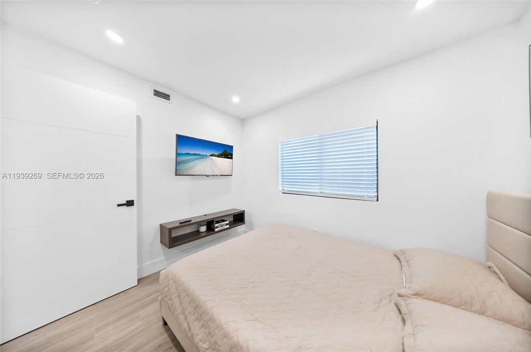 待售: $1,250,000 (5 贝兹, 3 浴室, 1578 平方英尺)