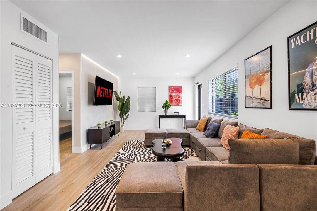 待售: $1,250,000 (5 贝兹, 3 浴室, 1578 平方英尺)