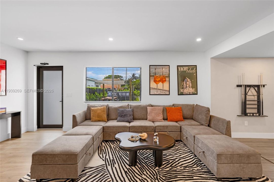 待售: $1,250,000 (5 贝兹, 3 浴室, 1578 平方英尺)