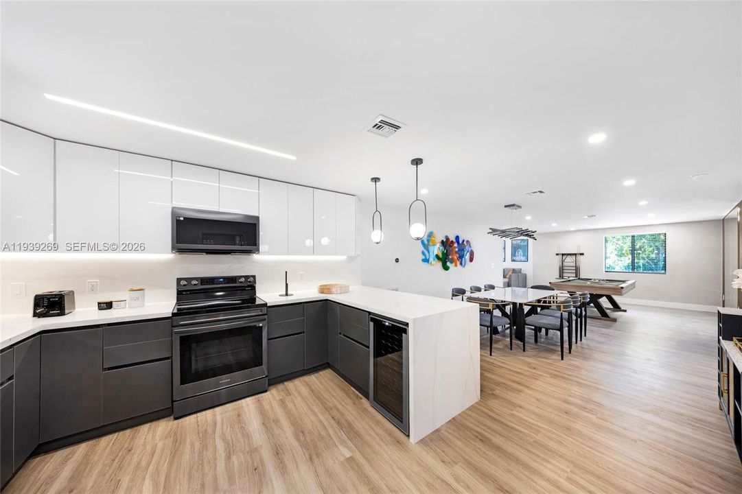 待售: $1,250,000 (5 贝兹, 3 浴室, 1578 平方英尺)