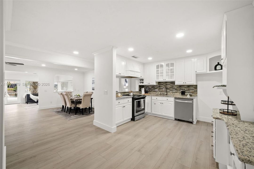 待售: $899,000 (3 贝兹, 2 浴室, 2424 平方英尺)